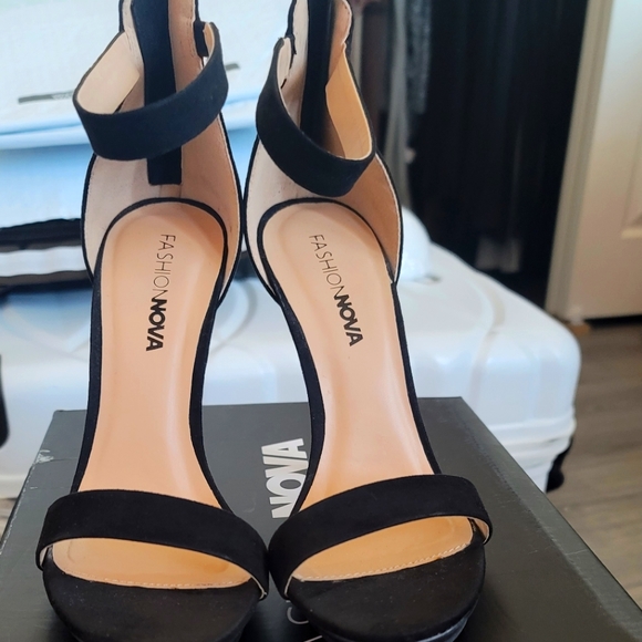 Fashion Nova TNT Heels - Picture 4 of 6
